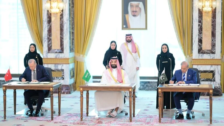 Saudi Arabia, Türkiye and Pakistan sign a common defense agreement: "If they attack one, they attack all"