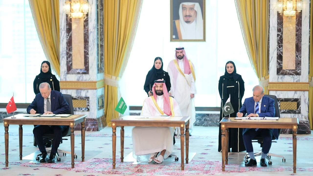 Saudi Arabia, Türkiye and Pakistan sign a common defense agreement: "If they attack one, they attack all"