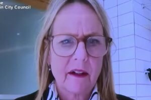 The city councilor who connects from the bathroom at home: “There is someone taking a shower and let’s see your laundry”