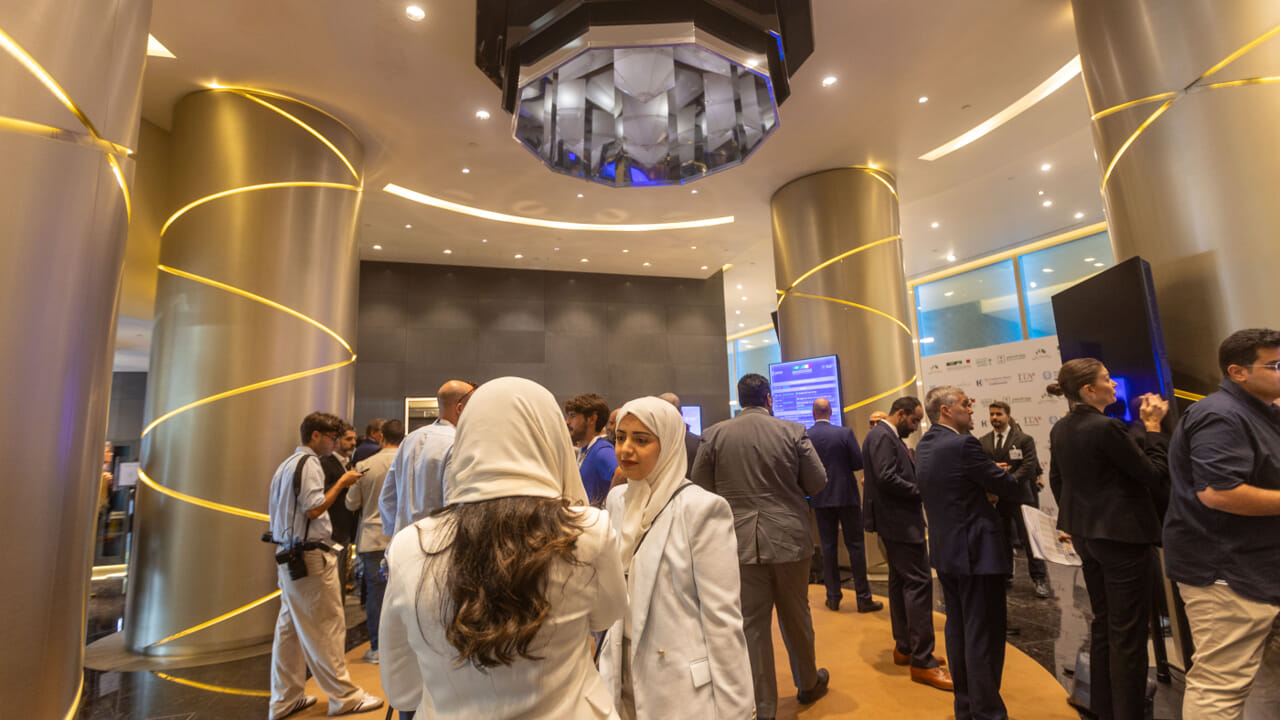 The "shopping" of Arabs in Italy: this is how they earn hundreds of millions in Milan