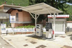 The village where fuel costs 20 cents less: it’s the “mayor’s petrol”