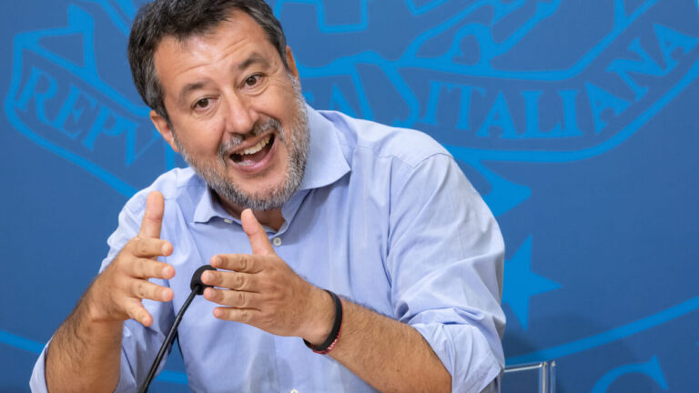 There is a new tax that divides the government, Salvini: "The banks make golden profits"