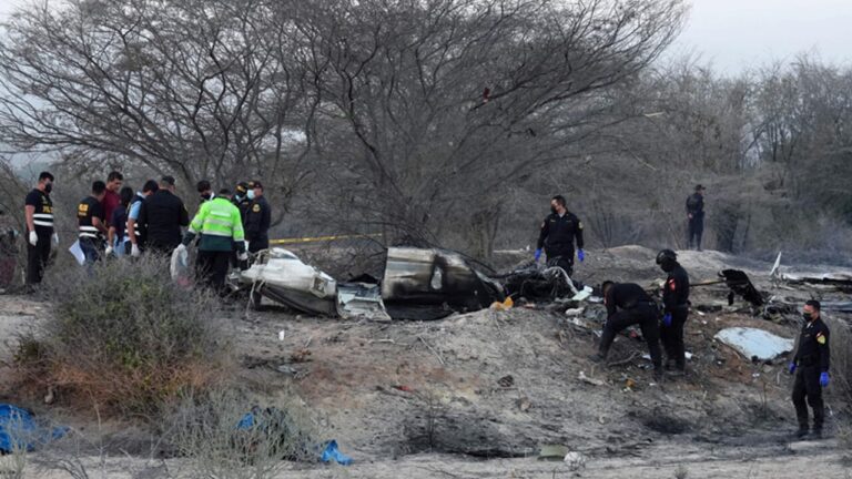Tourist plane crashes in Peru: "No survivors, 7 Italians among the 13 victims". The images
