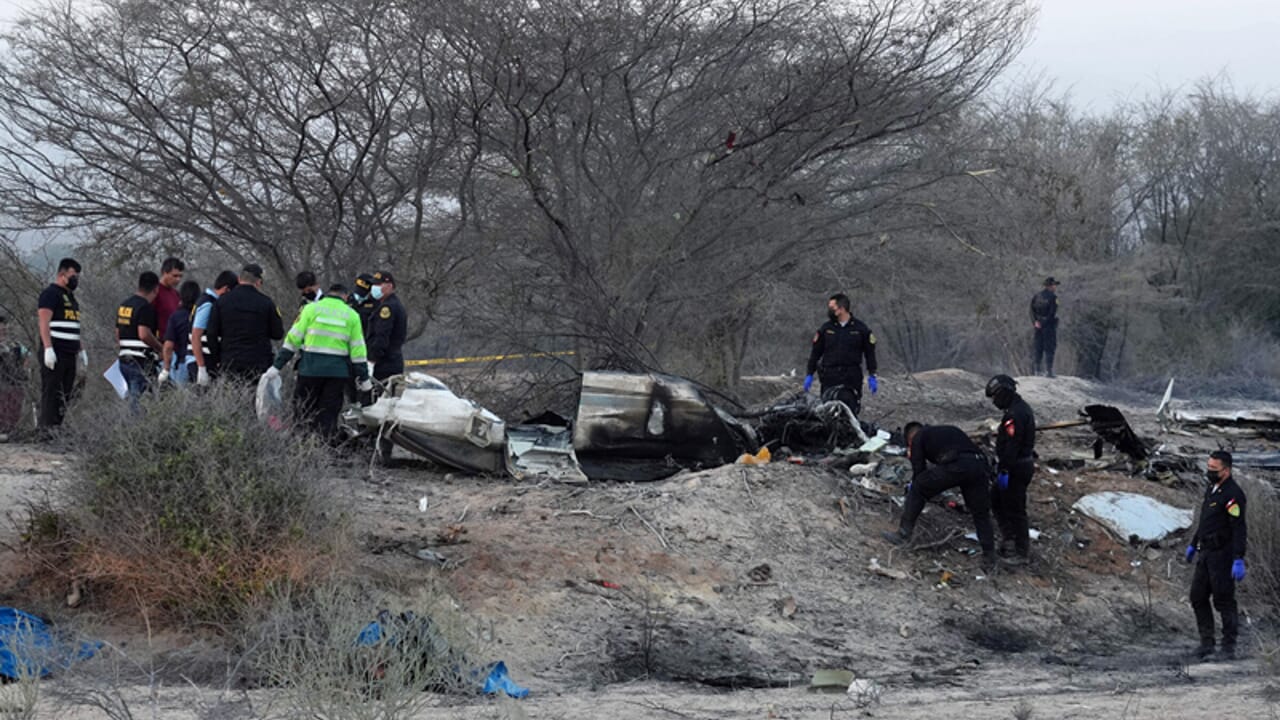 Tourist plane crashes in Peru: "No survivors, 7 Italians among the 13 victims". The images
