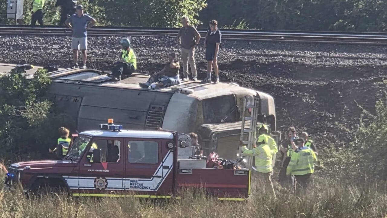 Train derails in England: five carriages end up on their sides