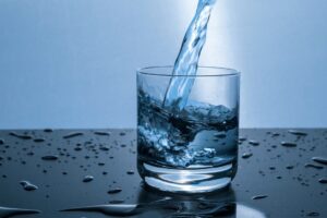 Who convinced us to drink two liters of water a day: the story of the rule that is only half valid