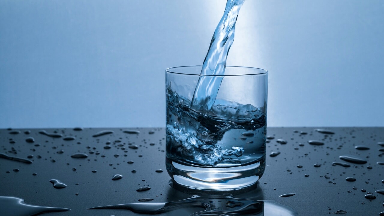 Who convinced us to drink two liters of water a day: the story of the rule that is only half valid