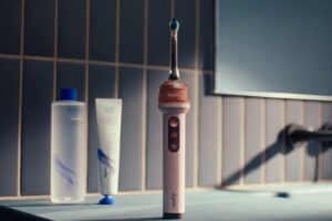 Dyson launches a 479 euro toothbrush: it has a 100,000 pixel camera and sprays mouthwash on its own