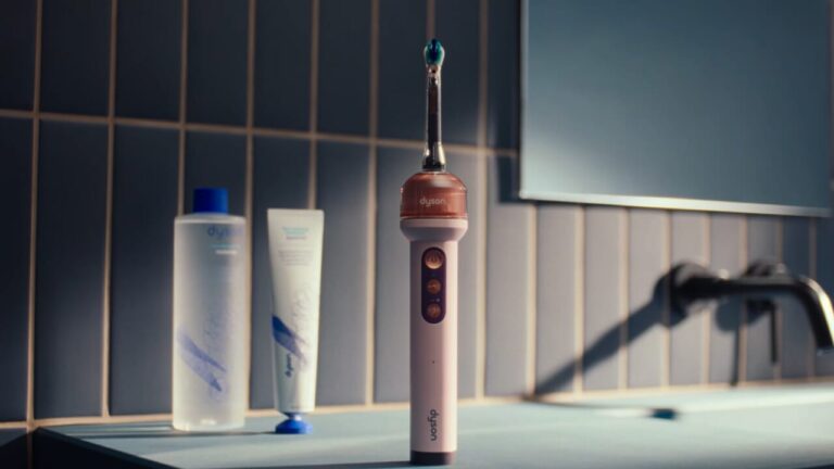 Dyson launches a 479 euro toothbrush: it has a 100,000 pixel camera and sprays mouthwash on its own