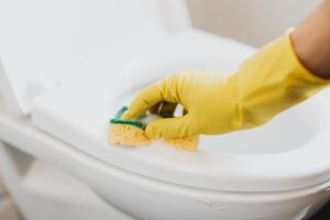 Watch out for the toilet flush: it “shoots” invisible splashes up to your face