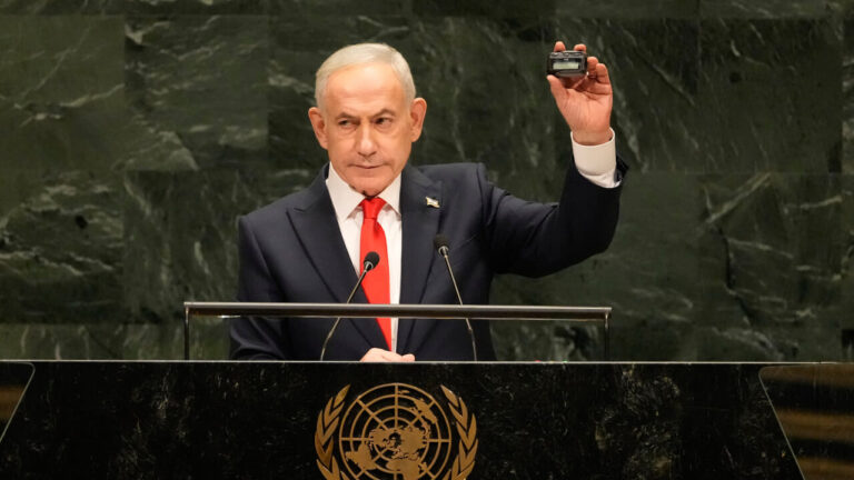 There is Netanyahu at the UN and dozens of delegates leave the room, he: "Moral cowards, go away"