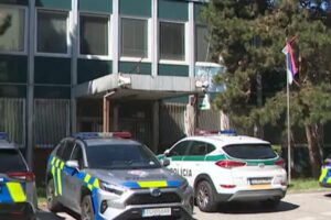 An eighth grade student attacked his classmates and killed a teacher: two seriously injured