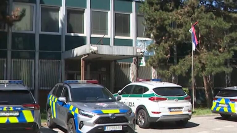 An eighth grade student attacked his classmates and killed a teacher: two seriously injured