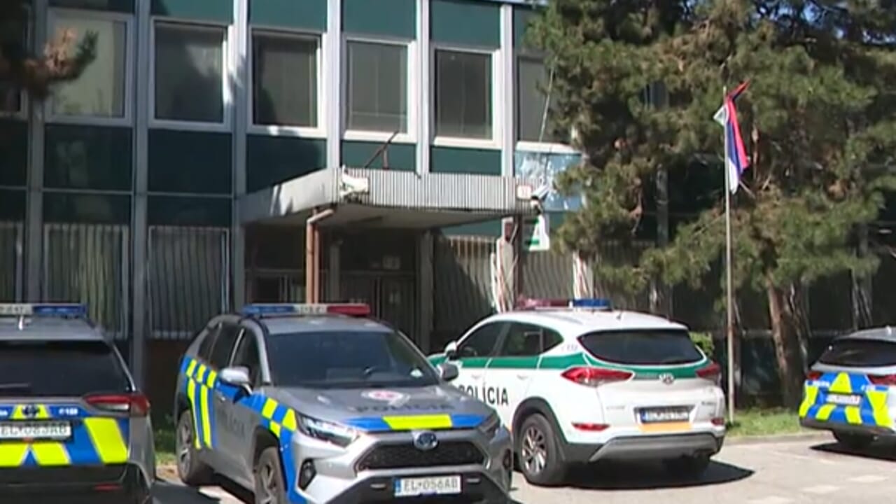 An eighth grade student attacked his classmates and killed a teacher: two seriously injured
