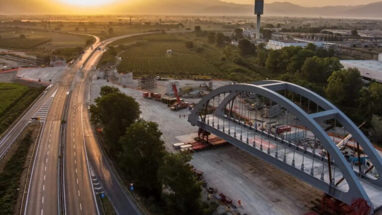 Boom in extra costs, Webuild needs 2.1 billion to avoid stopping construction sites