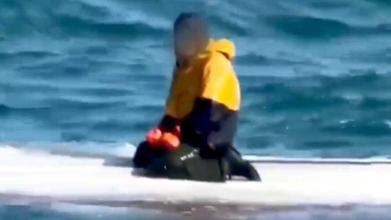 Boy found alive after three days in the open sea, clinging to a fishing boat: his brother and cousin are dead