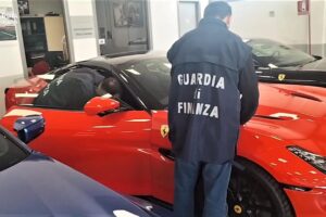 Company bought for 1 euro and then emptied: two Ferraris purchased while the employees remain without salaries