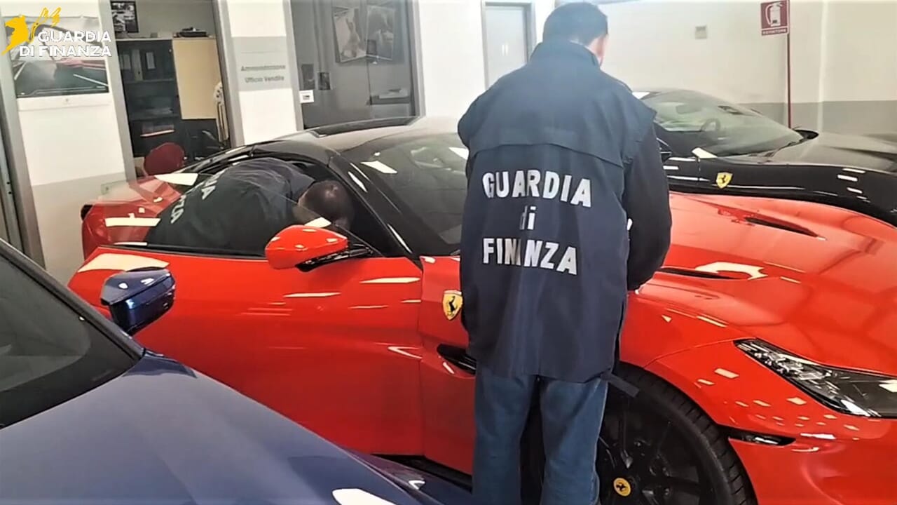 Company bought for 1 euro and then emptied: two Ferraris purchased while the employees remain without salaries