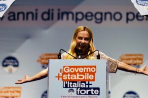 Dear petrol, Meloni changes course: “Enough money for those who don’t need it”. The government is studying targeted discounts, but the ISEE is a problem