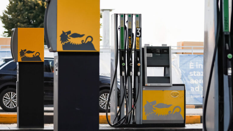 Eni's move on fuel prices: maximum ceiling of 1.99 euros for petrol and 2.19 for diesel