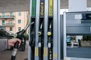 From today the discount on diesel fuel is halved, but Eni freezes prices for 30 days. How much do we really pay and the risk of strike