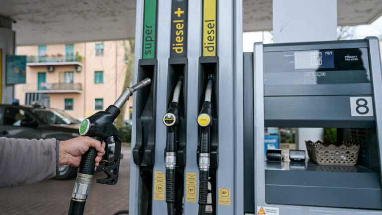 From today the discount on diesel fuel is halved, but Eni freezes prices for 30 days. How much do we really pay and the risk of strike