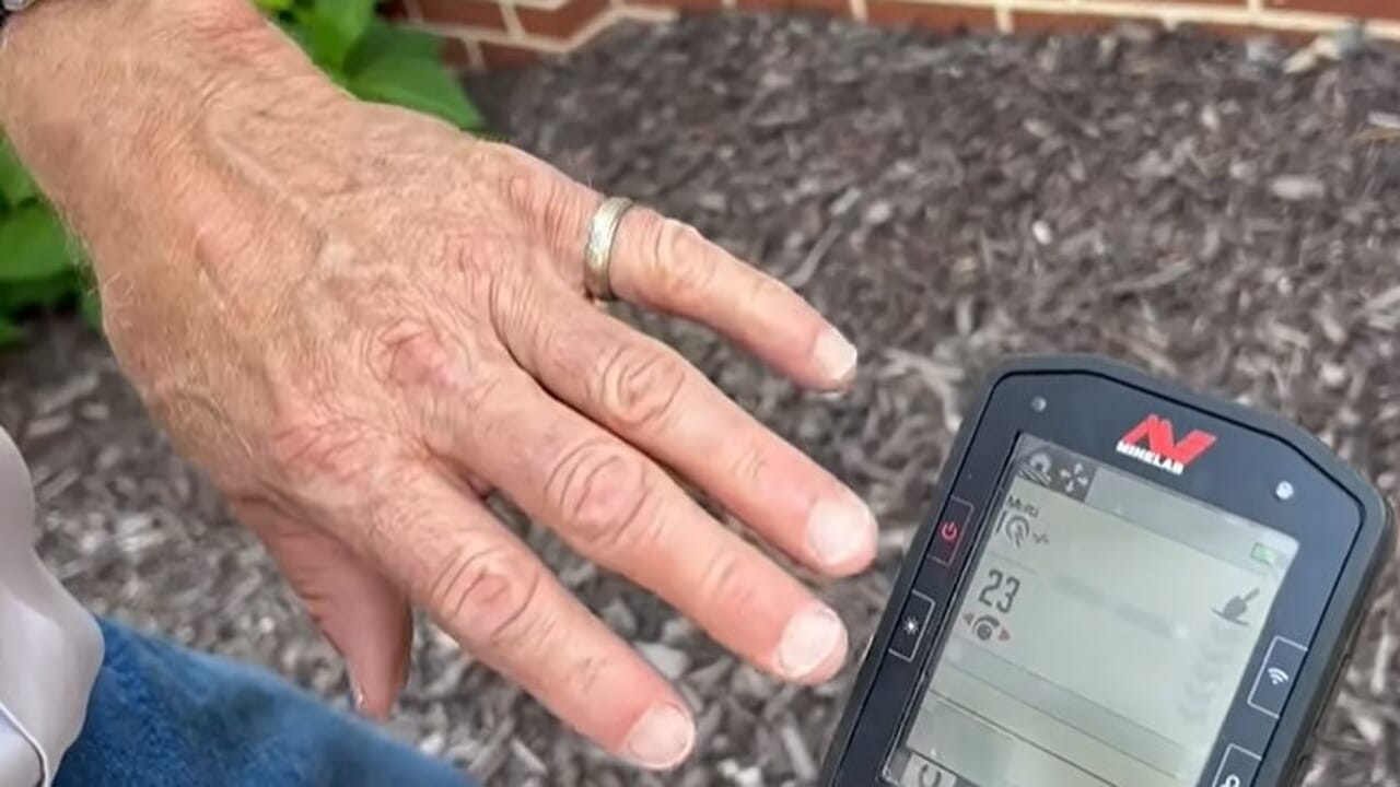 He finds the wedding ring his father lost after 50 years: it was in the garden