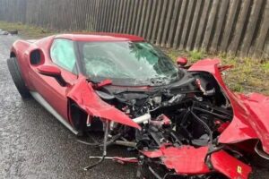 He skids with the 300 thousand euro Ferrari and crashes, the Manchester police comment on the accident with irony