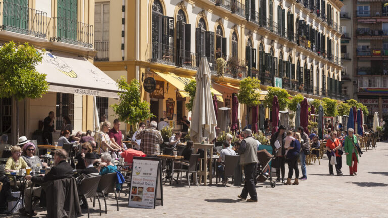 "Once the shifts were 14 hours, today if things go well they do 40": in Spain there is a waiter crisis. And the restaurants close