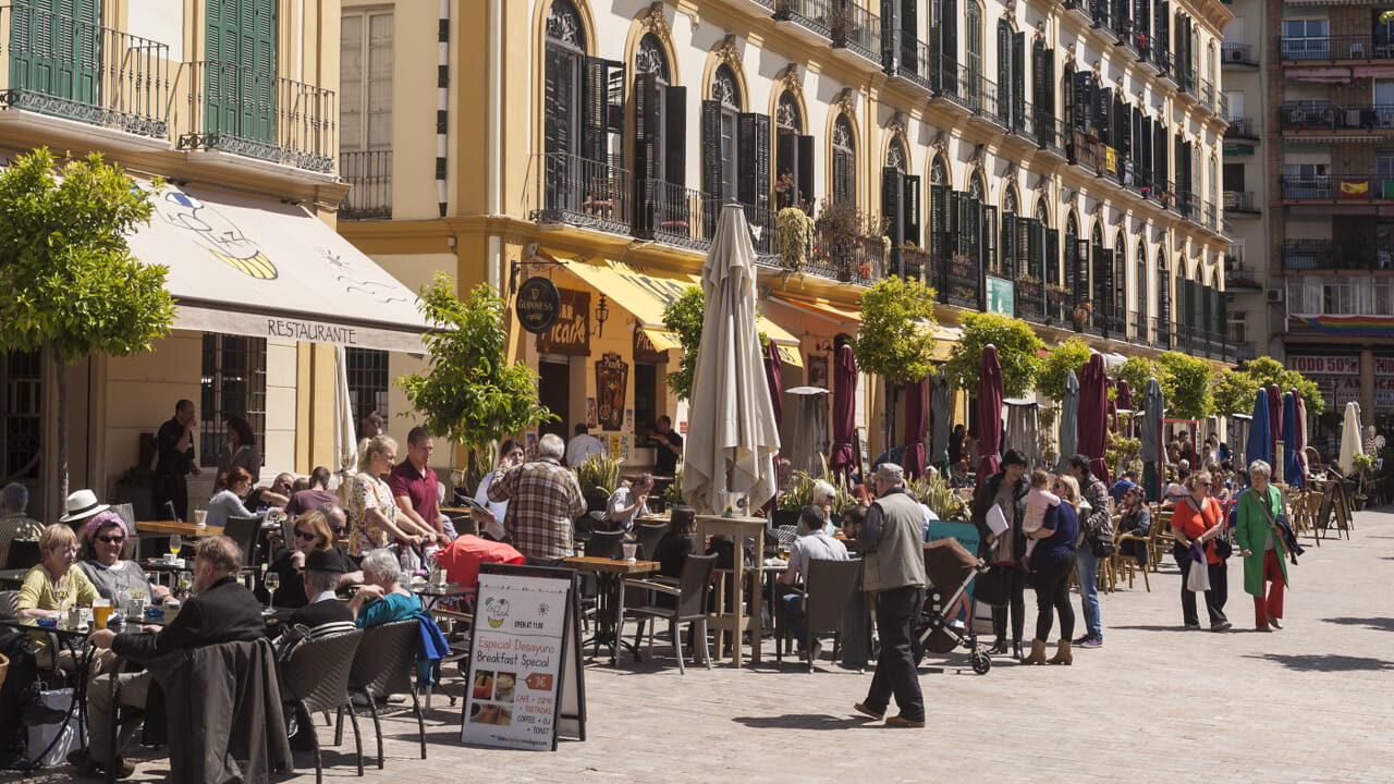"Once the shifts were 14 hours, today if things go well they do 40": in Spain there is a waiter crisis. And the restaurants close