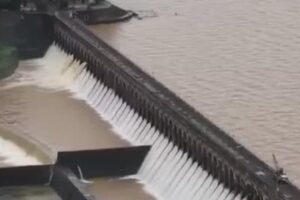 The dam is overflowing with water after the monsoons, countries at risk of flooding: the video is scary
