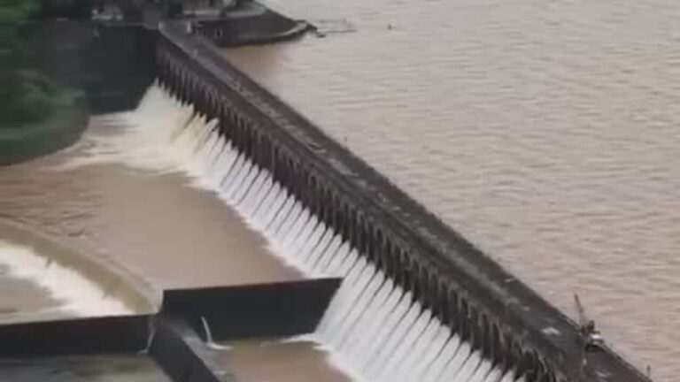 The dam is overflowing with water after the monsoons, countries at risk of flooding: the video is scary