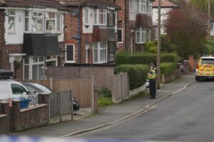 The police enter the house and find a newborn baby stabbed to death: four arrests in England