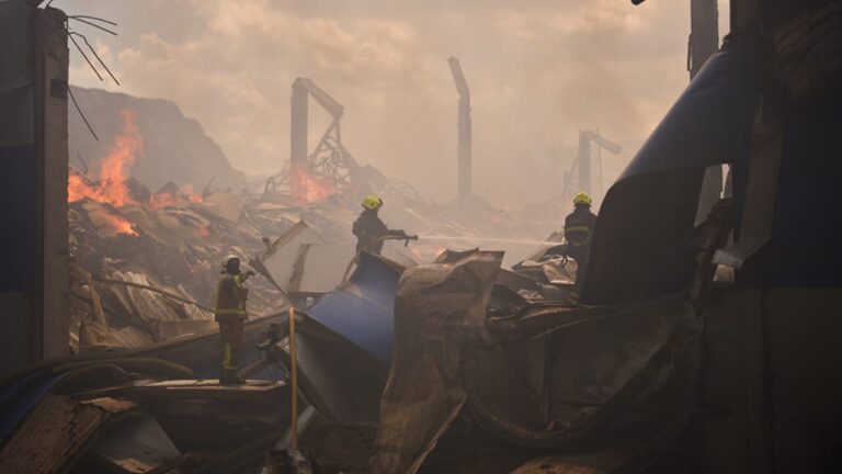 The truce ends, crossfire between Moscow and Kiev: there are victims. The alert: "Russia moves heavy bombers"