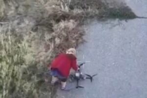 The video of the Ukrainian grandmother who deactivates a Russian drone in a few seconds