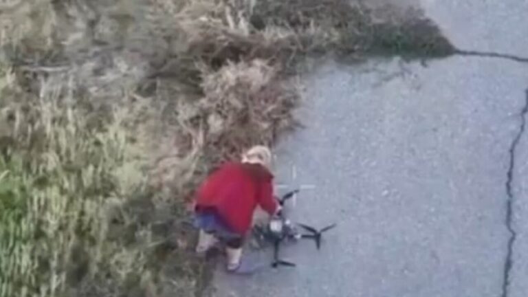 The video of the Ukrainian grandmother who deactivates a Russian drone in a few seconds