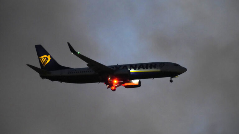 Three landing attempts in the storm, then the mayday: this is how a flight departing from Pisa arrived in Manchester with almost no fuel