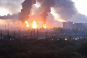 Ukrainian drones over Moscow: two dead and the main Russian refinery hit on election day