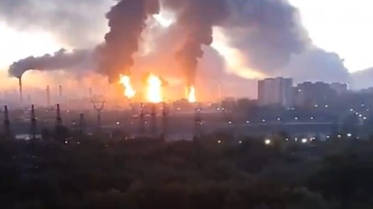 Ukrainian drones over Moscow: two dead and the main Russian refinery hit on election day