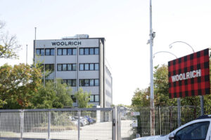 Woolrich closes in Bologna, 78 employees fired: severance pay of up to 100 thousand euros
