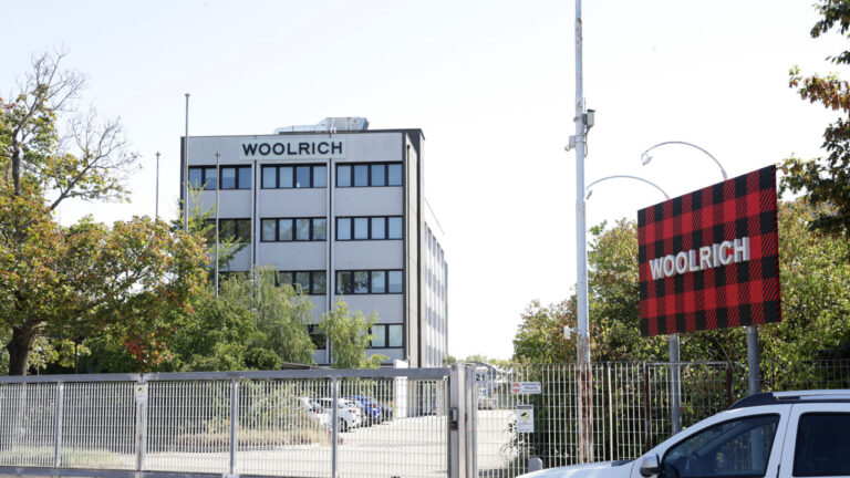 Woolrich closes in Bologna, 78 employees fired: severance pay of up to 100 thousand euros