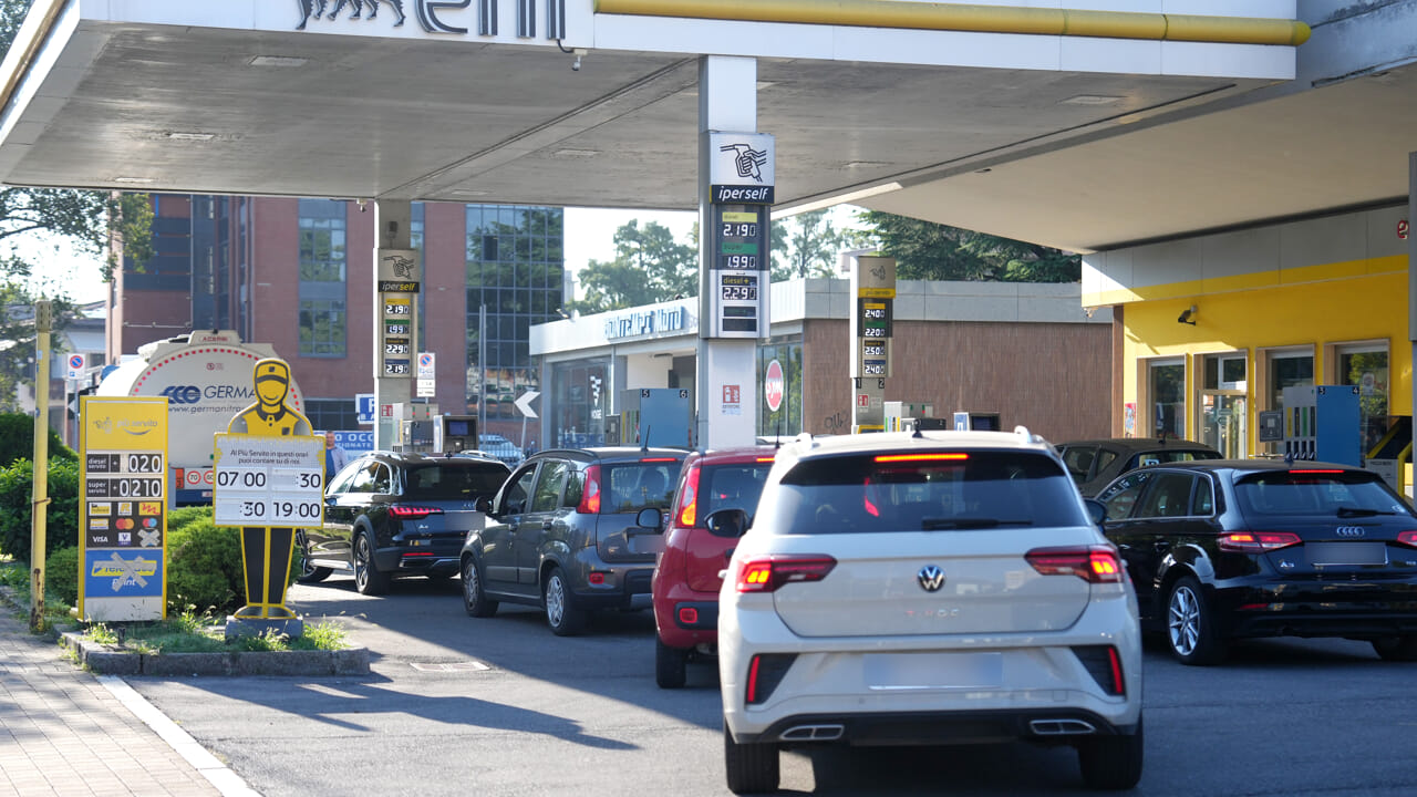 First queues and sold out petrol, "Eni effect" in petrol stations: the situation