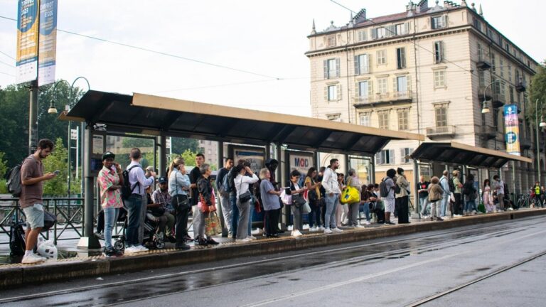 October is a month full of strikes (even two general strikes). Public transport, trains, planes, doctors, school: dates and times
