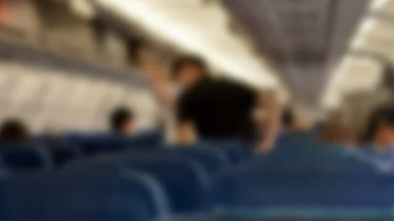 Strange smell on board and severe headaches among staff and passengers: the plane turns back after take-off