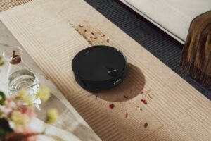 Roborock Saros 20 Flow: powerful robot vacuum cleaner with mopping roller