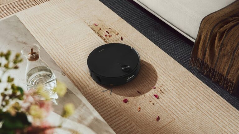 Roborock Saros 20 Flow: powerful robot vacuum cleaner with mopping roller