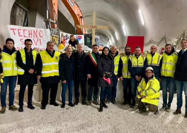 Angelica Donati at the SS318 construction site in Valfabbrica during the traditional Santa Barbara mass (Instagram photo) angelica-donati-cantiere-valfabbrica-instagram
