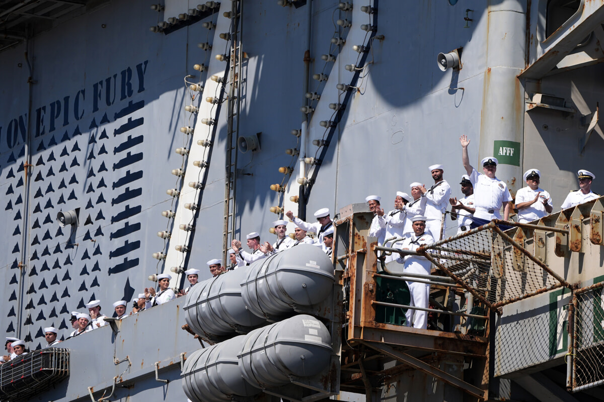 The sailors on board happy for the return. LaPresse The sailors on board happy for the return. LaPresse