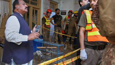 The roof of a school collapses in Pakistan (Photo LaPresse)