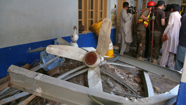 The roof of a school collapses in Pakistan (Photo LaPresse)